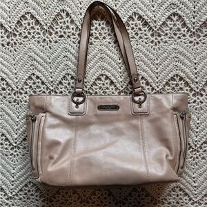 Y2K Coach Gallery East-West Zip Tote in Shimmer Leather – Nude Pearl (F19252)